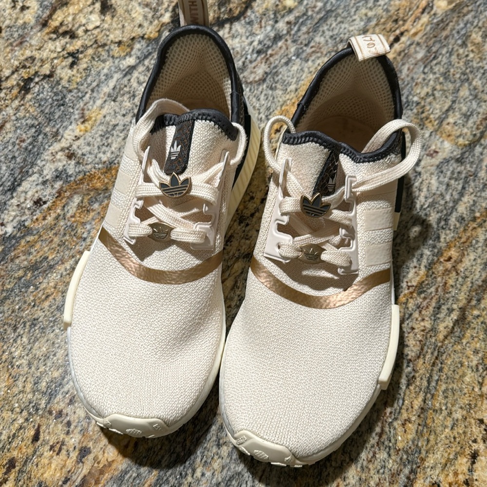 EUC women’s Adidas boost sneaker